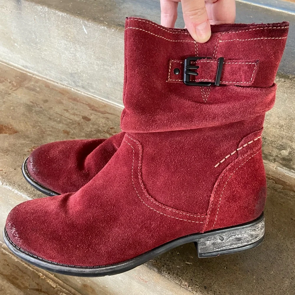 Earth Women's Burgundy Suede Ankle Boots - Picture 4 of 8
